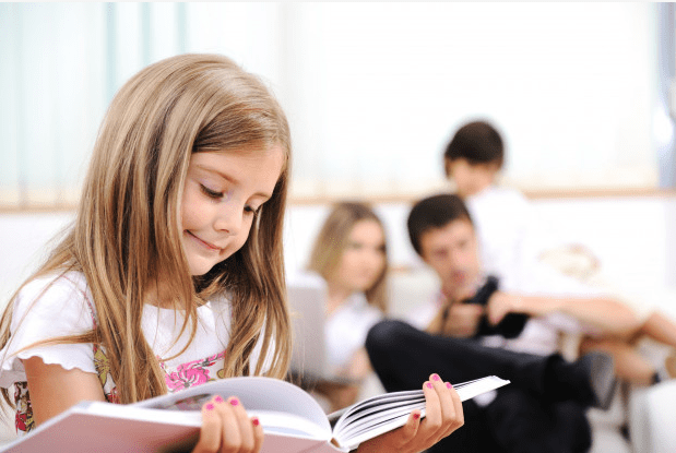 Niñas y niños leyendo.