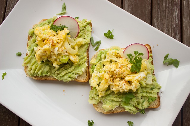 sandwich de aguacate y rabanos