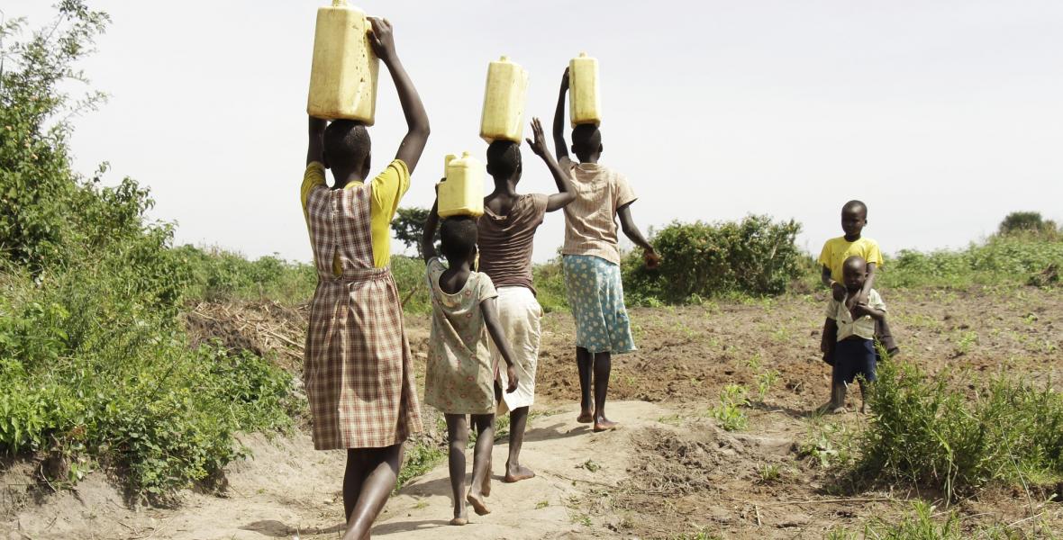 Mujeres y niños cargando agua