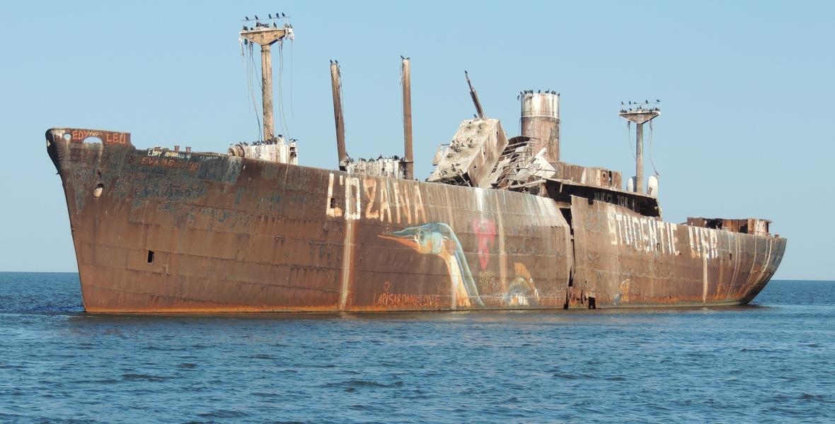 Steamer. Barco destartalado.