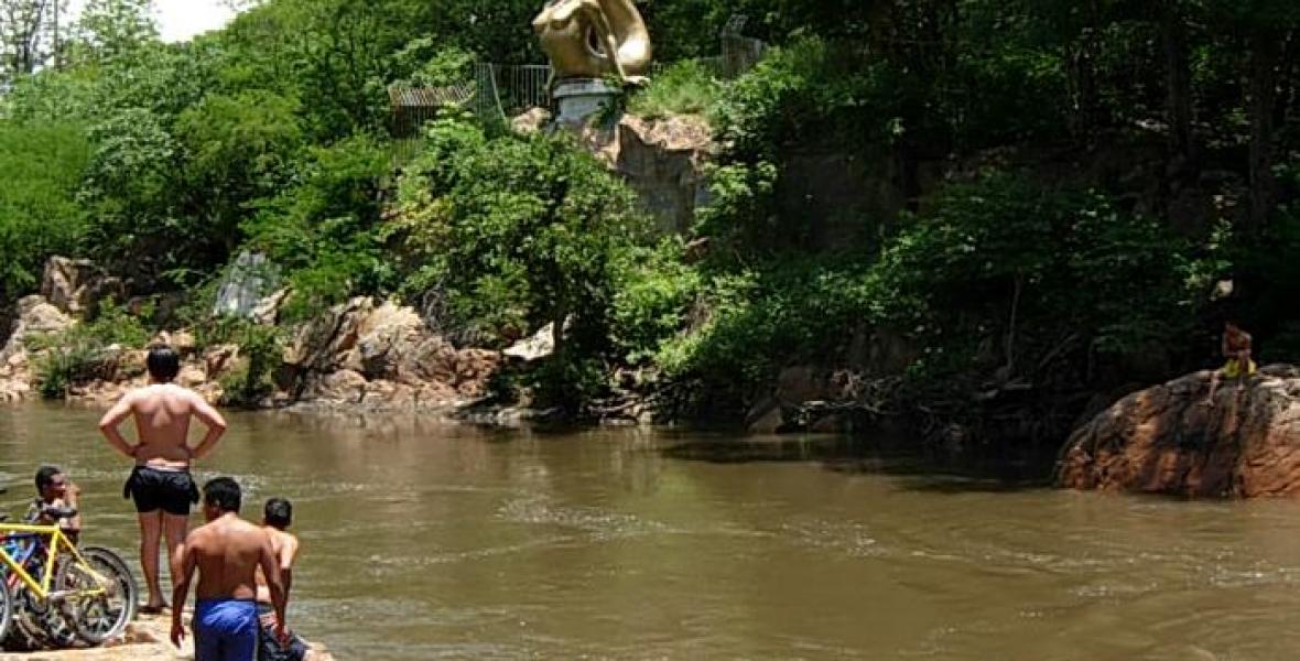 El agua pura que baja de la sierra