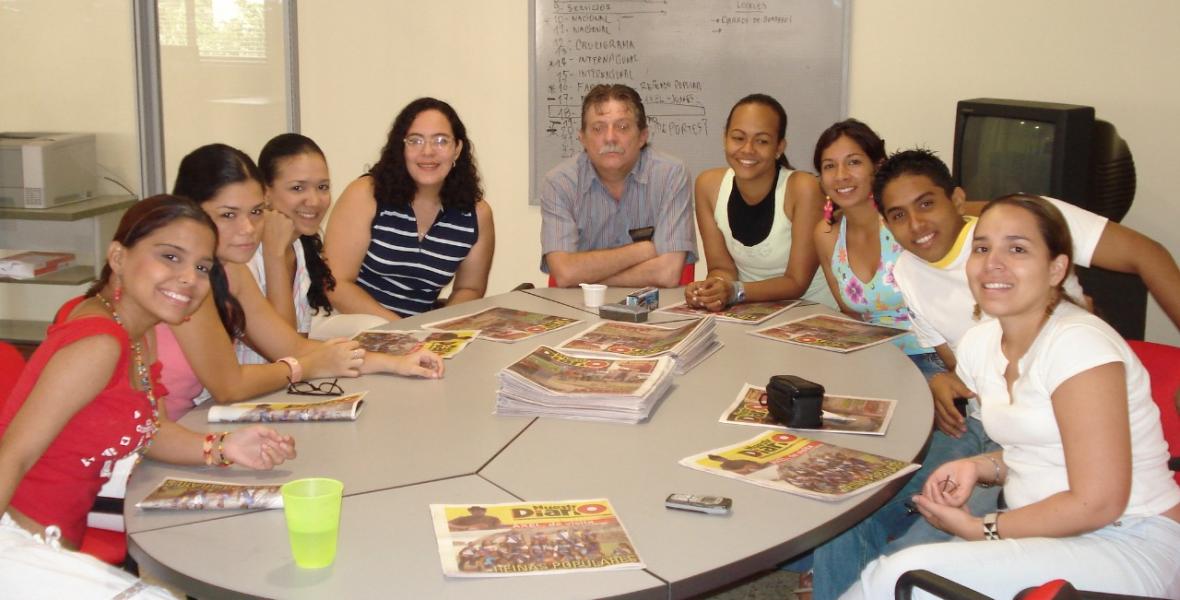 Primer consejo de redacción liderado por Germán Mendoza, en la foto aparecen, de izquierda a derecha: María Fernanda Martínez, Nacira Badrán, Yessica Salas, Claudia Fortich, Germán Mendoza, Liney Escorcia, Jessica Ponce, Javier Ramos y Tatiana Aguilar. 