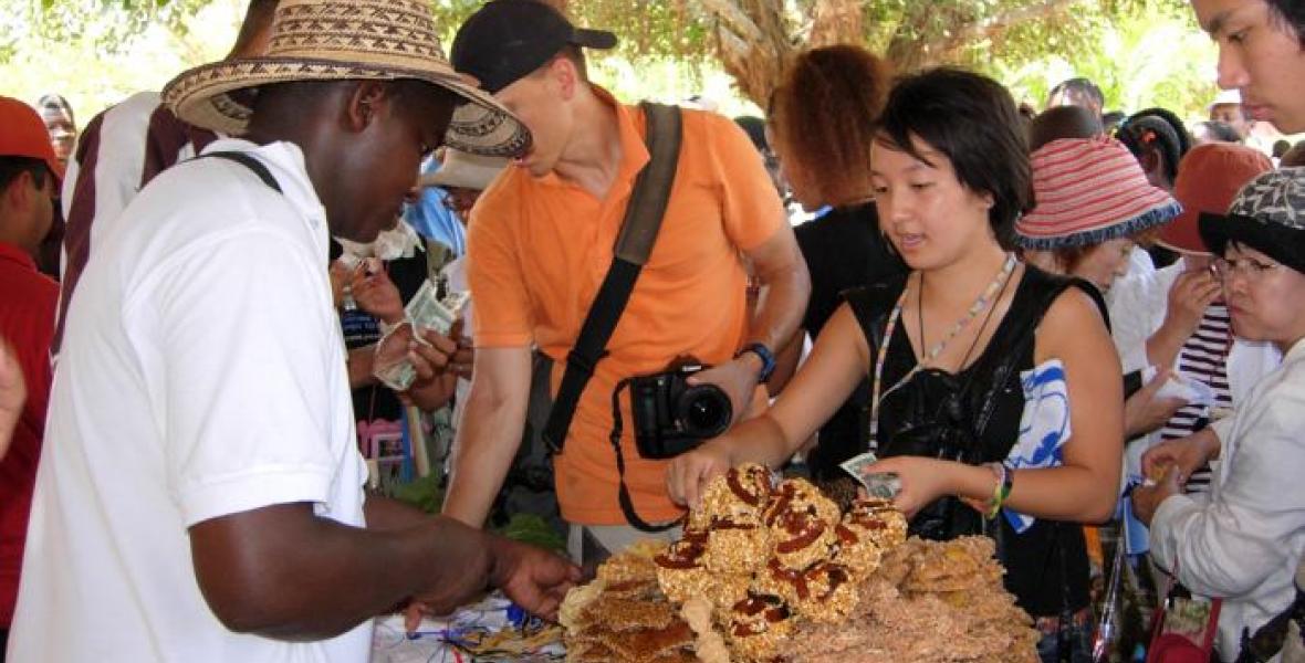 Japoneses comprando dulces en Palenque