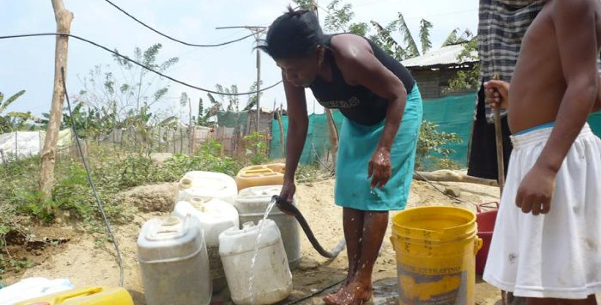 Amas de casa recogiendo agua.