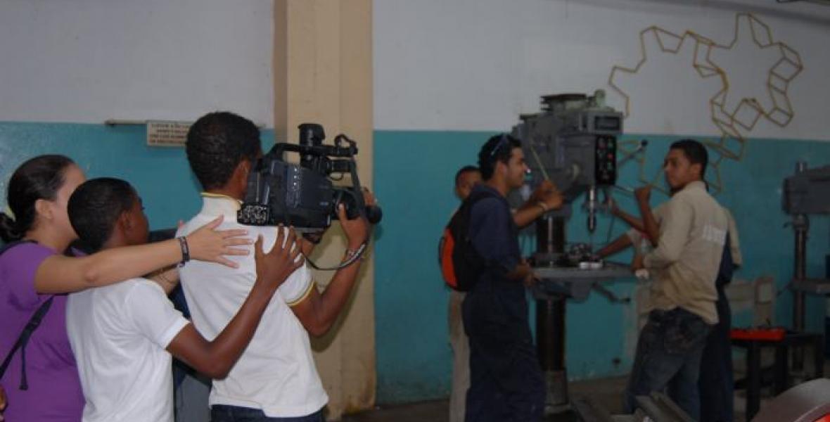 Estudiantes de Caño del Loro aprendiendo sobre audiovisuales.