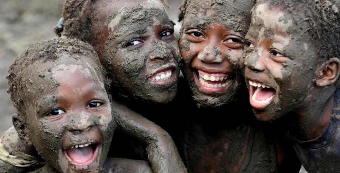 Capturar la risa de los niños en cualquier parte del mundo es común a la mirada humana.