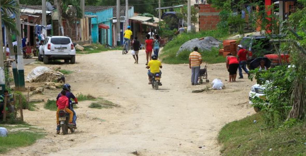 Las calles de Mandela son amarillas y brillan con el sol del mediodía.