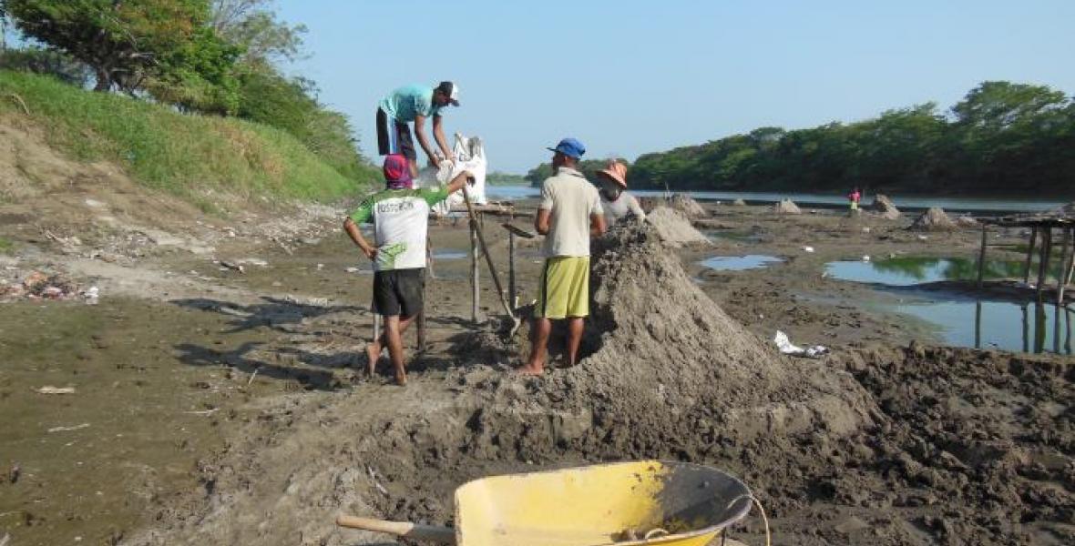 En medio de aguas putrefactas trabajan los areneros desde las 4 de la madrugada hasta las 5 de la tarde.