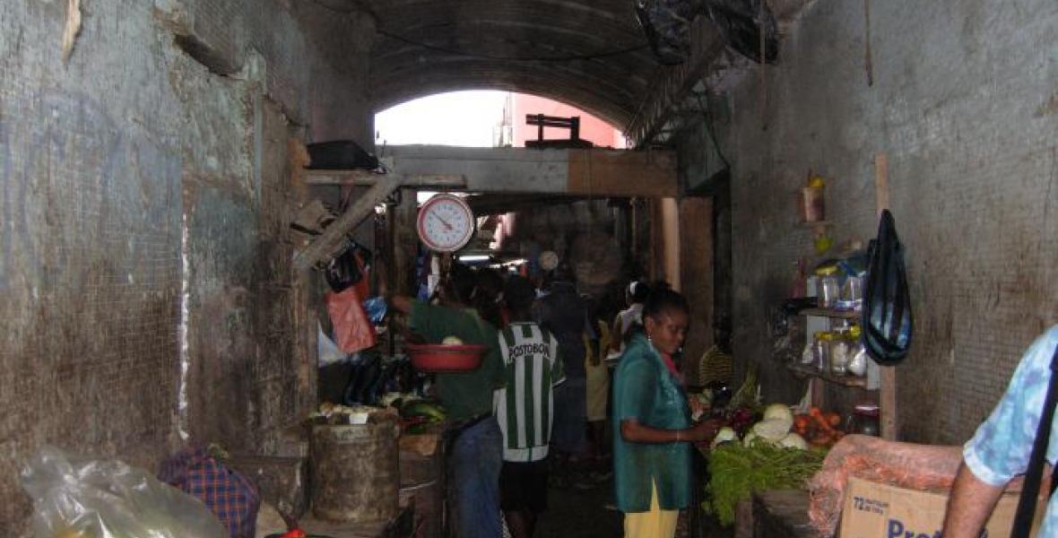 La gente del callejón vende a la gente pobre de Cartagena