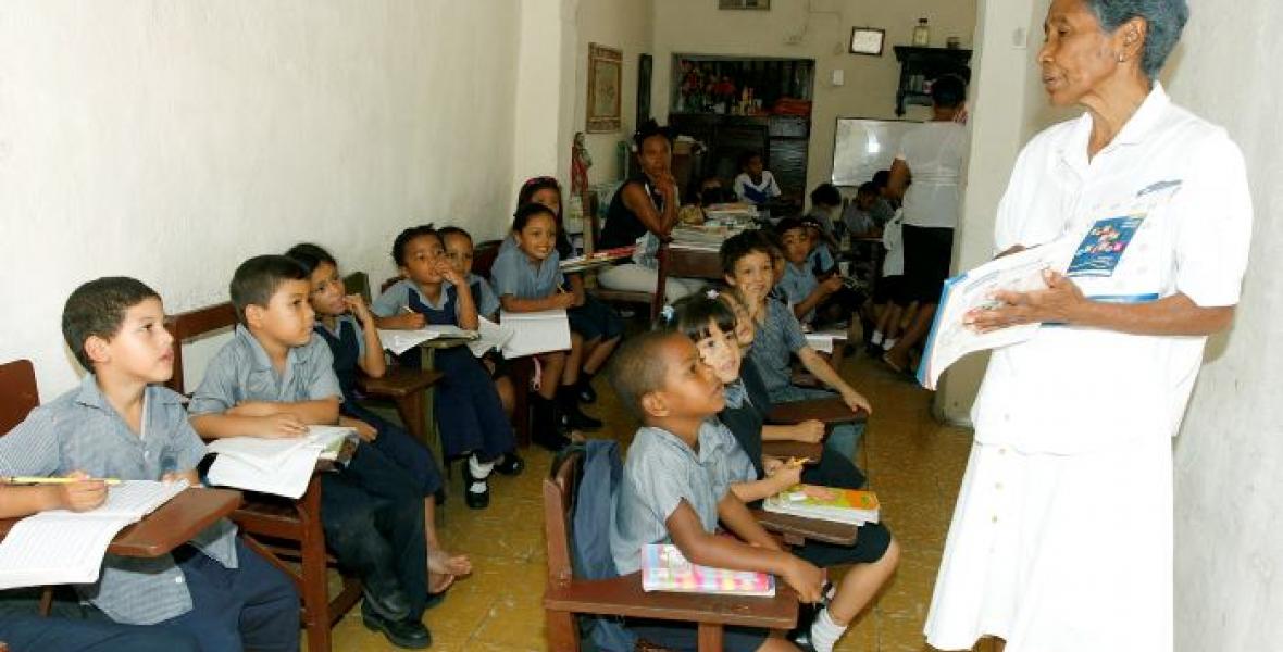 La seño Matilde con sus pequeños alumnos