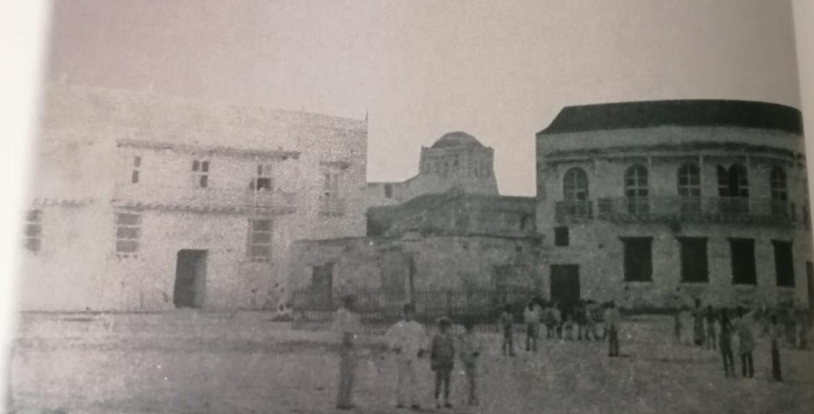 Primera fotografía conocida de la plaza Mayor de Cartagena: 1880.