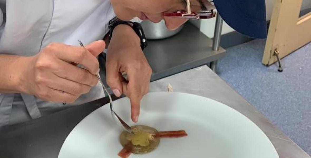 En clase de cocina demostrativa con el Chef Milton Duque Serna, luego de aprender sobre procesos de gelificación.