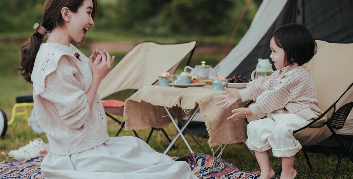 Madre e hija haciendo un picnic