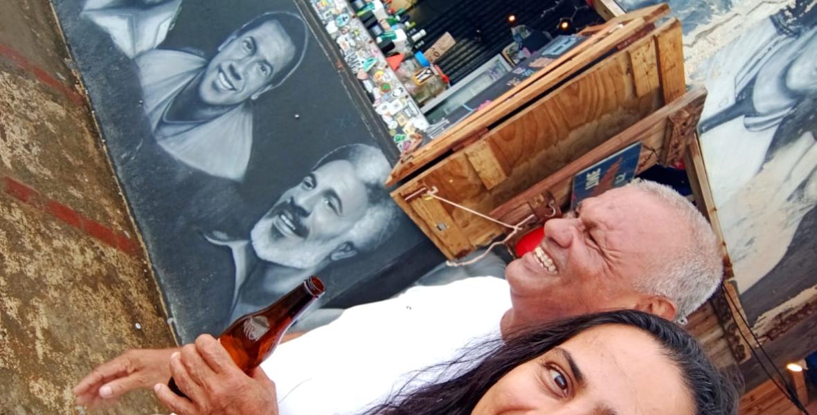 Iván y yo disfrutando al ritmo de la salsa con el mar como testigo